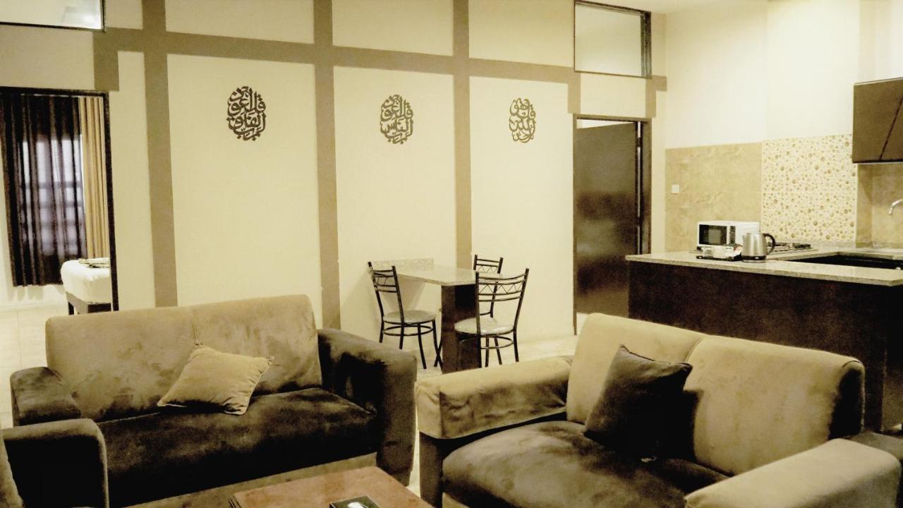 Al Fawanes Hotel Apartments アンマン エクステリア 写真