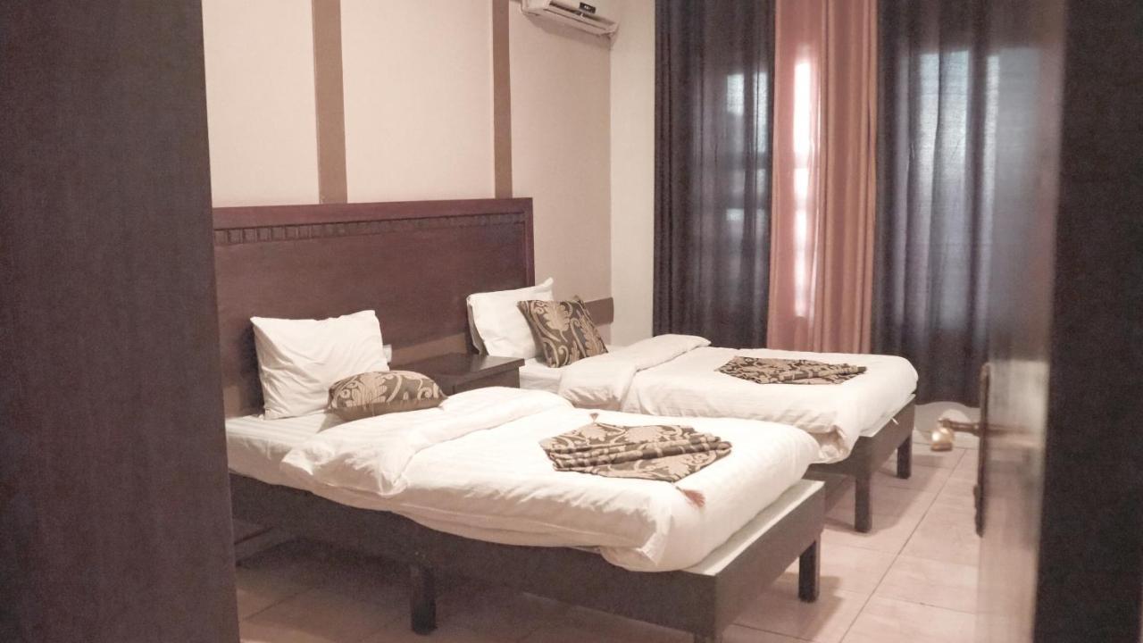 Al Fawanes Hotel Apartments アンマン エクステリア 写真