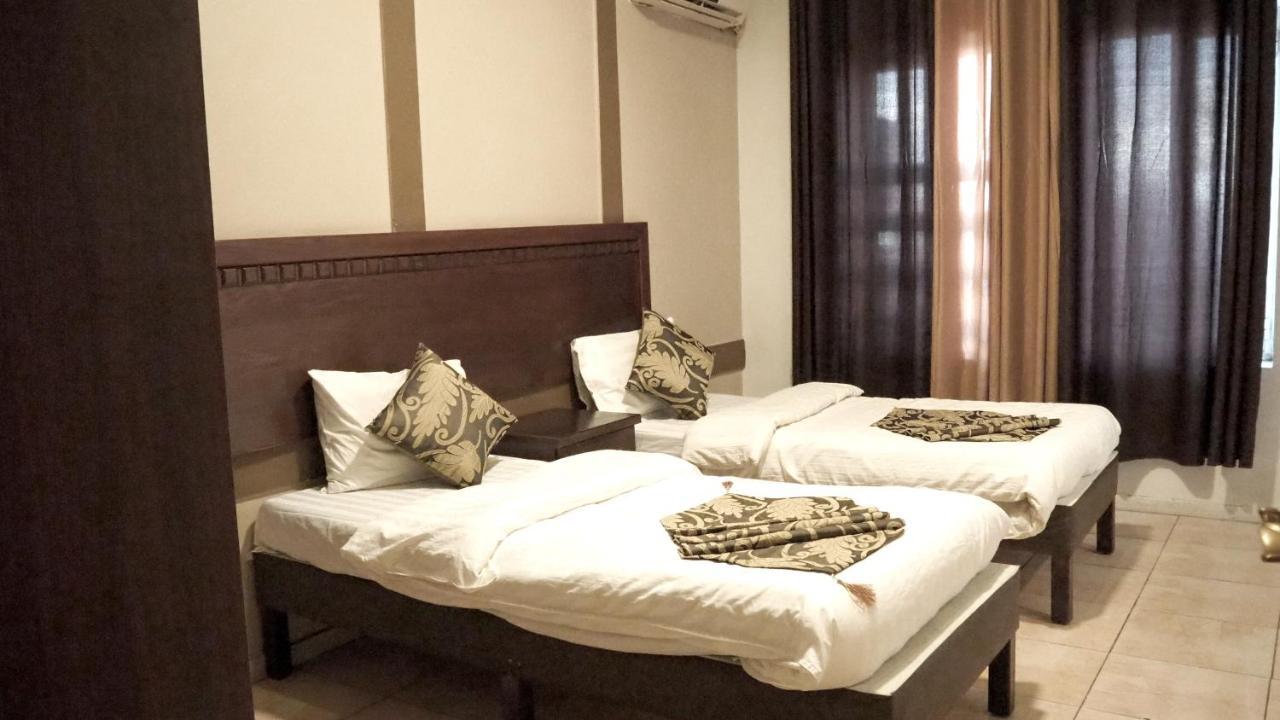 Al Fawanes Hotel Apartments アンマン エクステリア 写真
