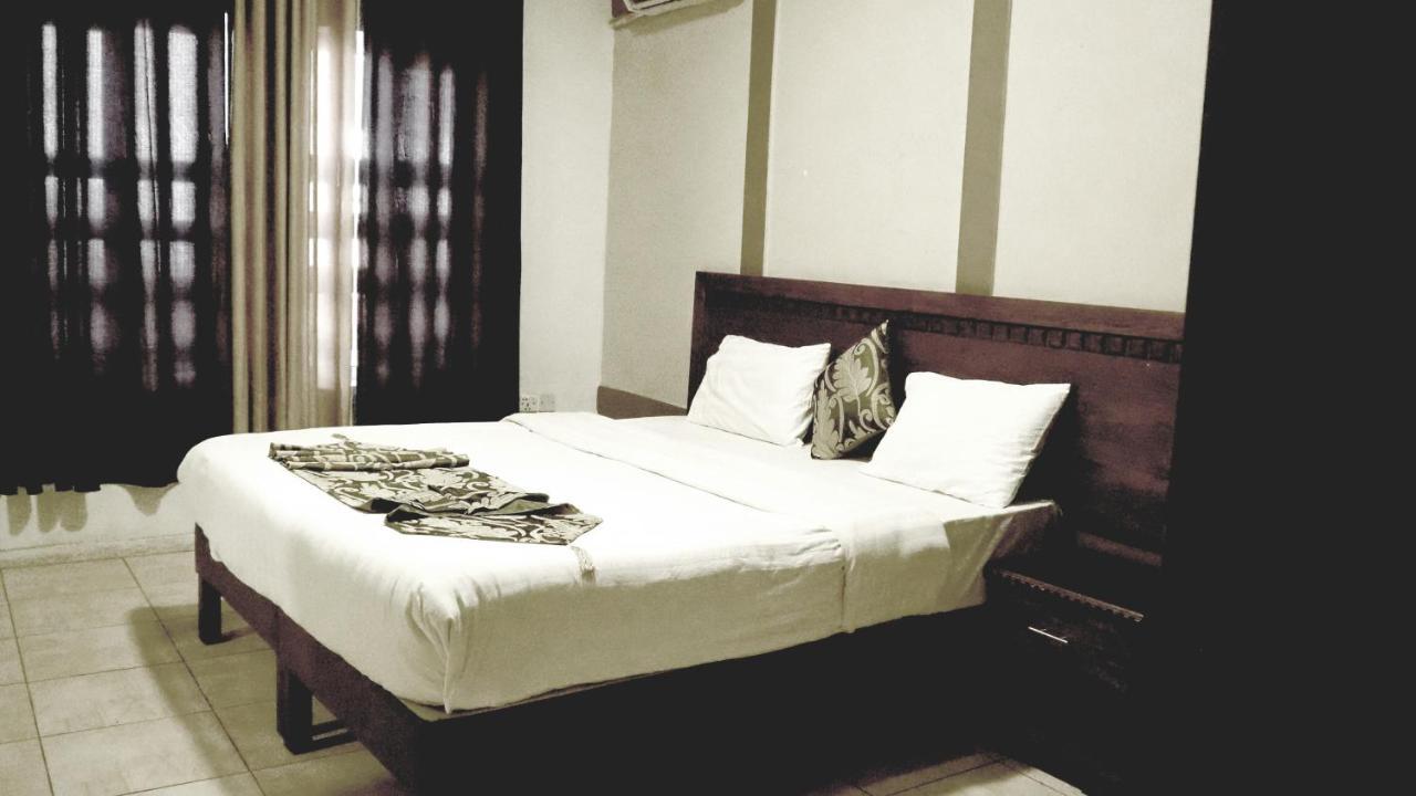 Al Fawanes Hotel Apartments アンマン エクステリア 写真