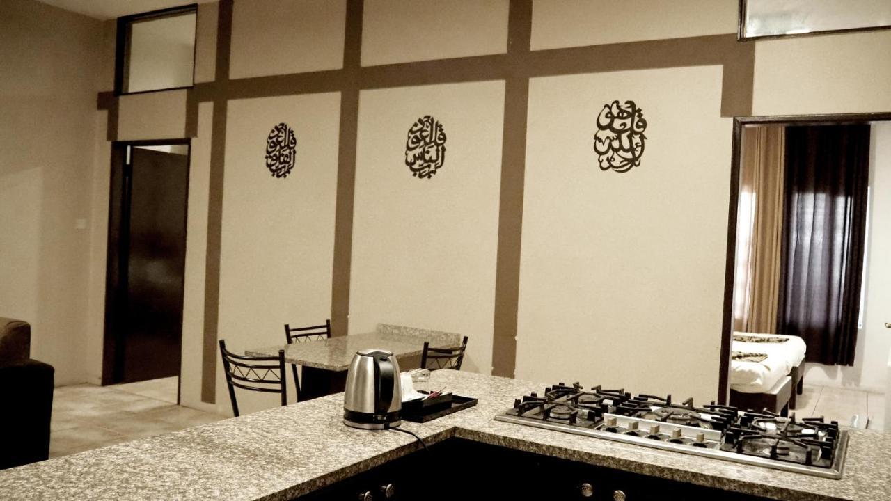 Al Fawanes Hotel Apartments アンマン エクステリア 写真