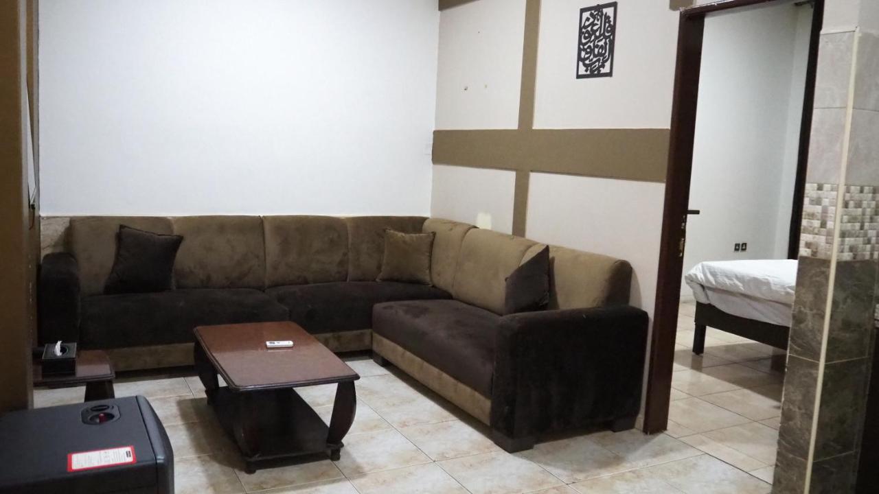 Al Fawanes Hotel Apartments アンマン エクステリア 写真