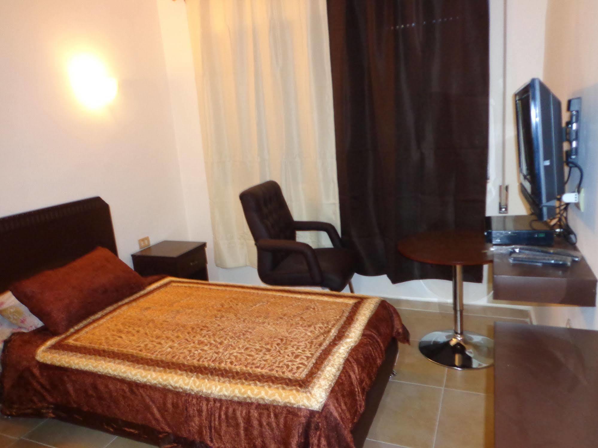 Al Fawanes Hotel Apartments Al Yadudah エクステリア 写真